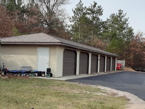 Wood Hollow garages